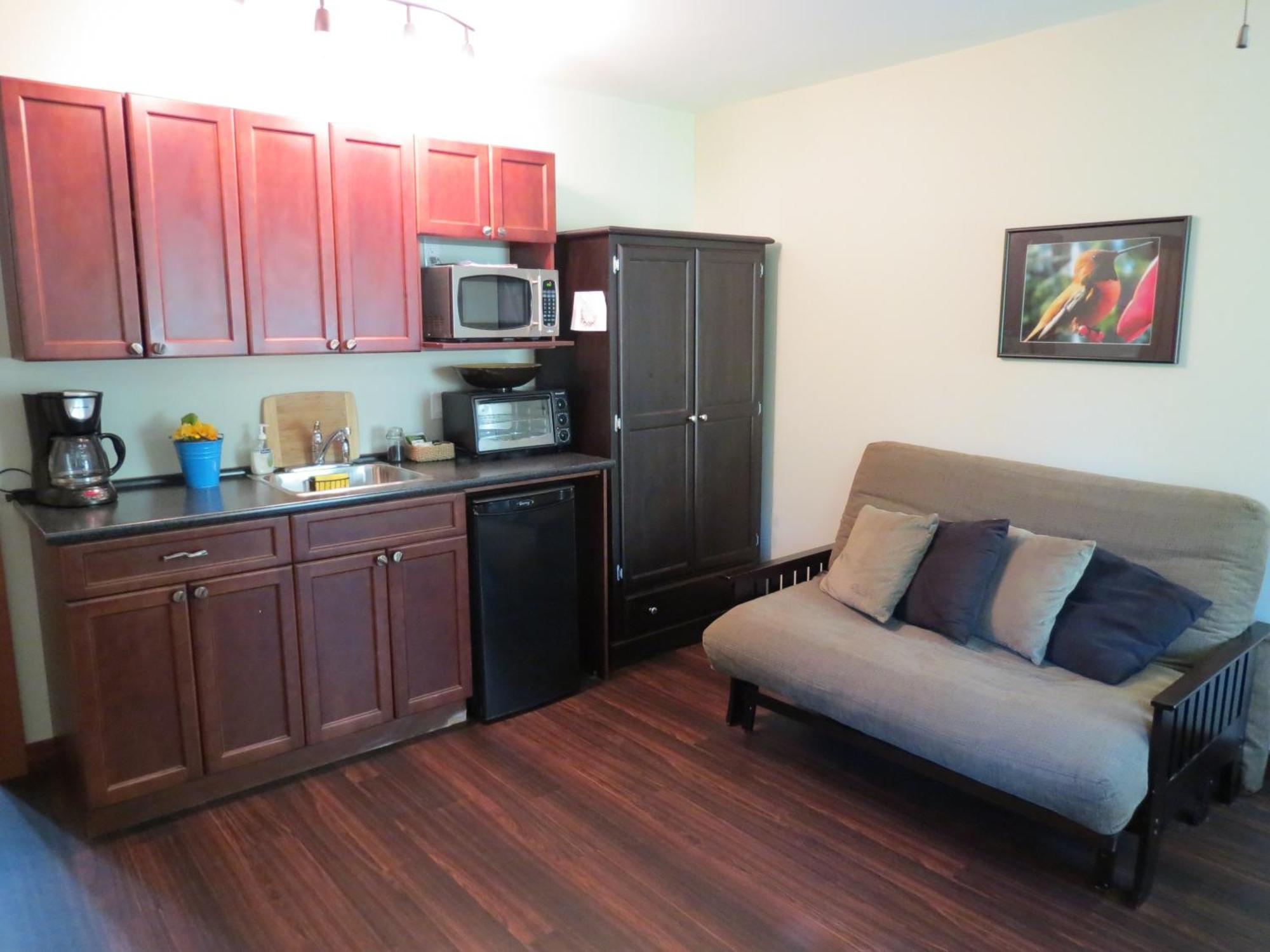 Cobble Wood And Bird Sanctuary Guest Houses Tofino Room photo