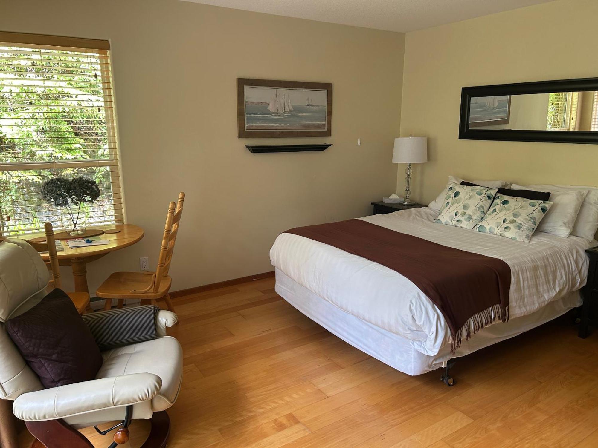 Cobble Wood And Bird Sanctuary Guest Houses Tofino Exterior photo