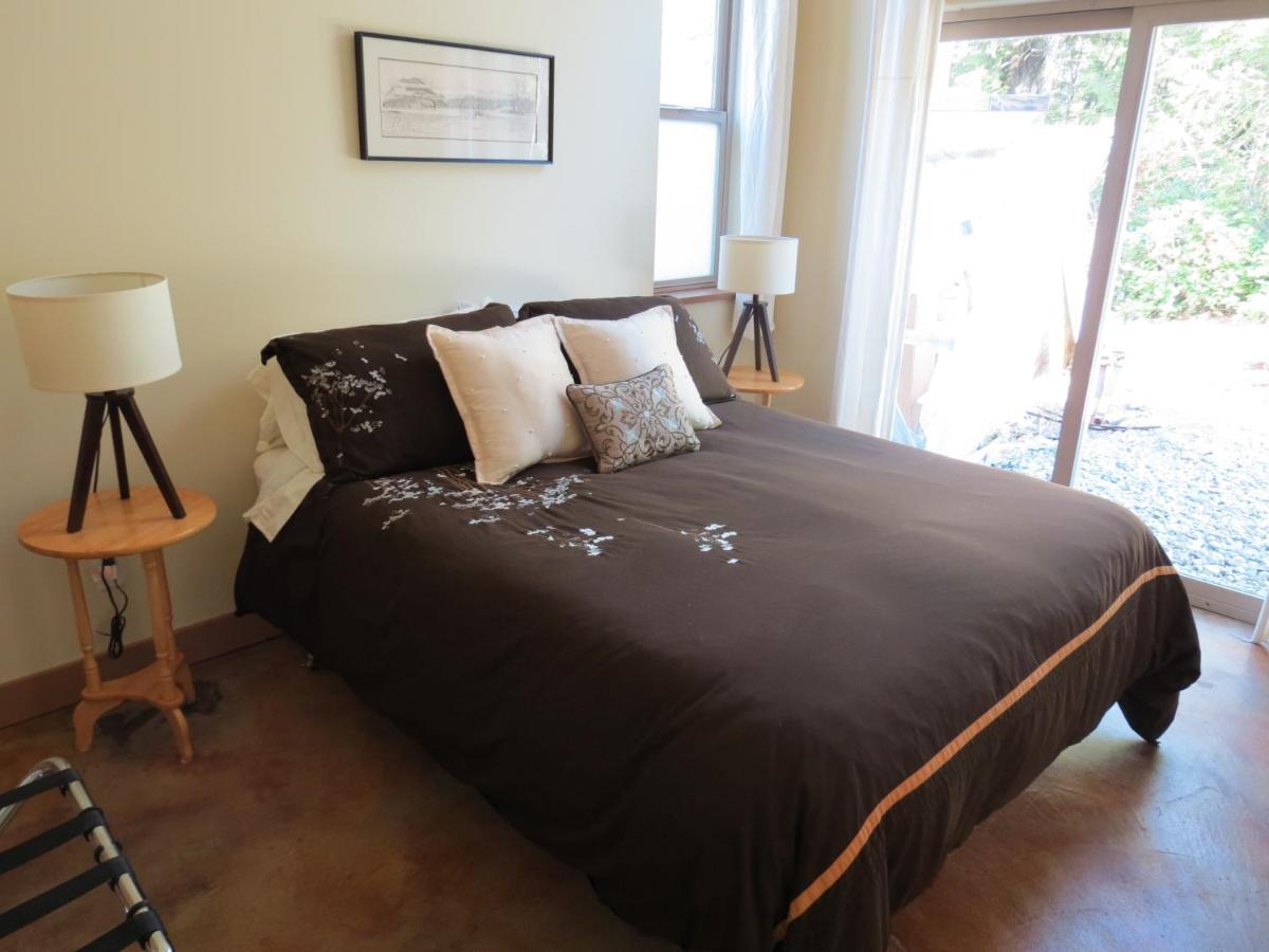 Cobble Wood And Bird Sanctuary Guest Houses Tofino Room photo
